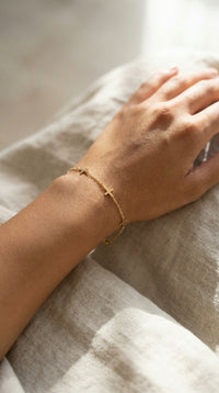 Pulsera ultra delgada de cruces de oro 14k