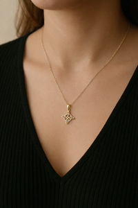 El dije nudo de brujas de oro de 14k con incrustaciones de circonias