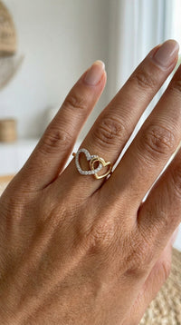 Anillo de corazones de oro 14k con incrustaciones de circonias