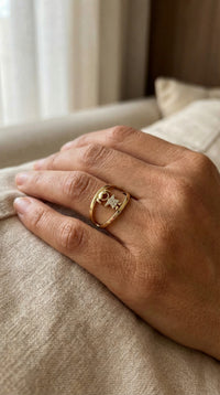 Anillo con figura de niña de oro 14k incrustaciones de circonias