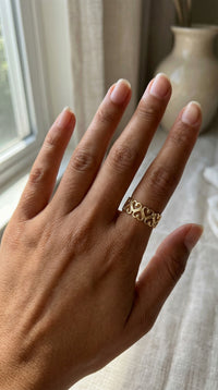 Anillo de siluetas de corazones de oro 10k