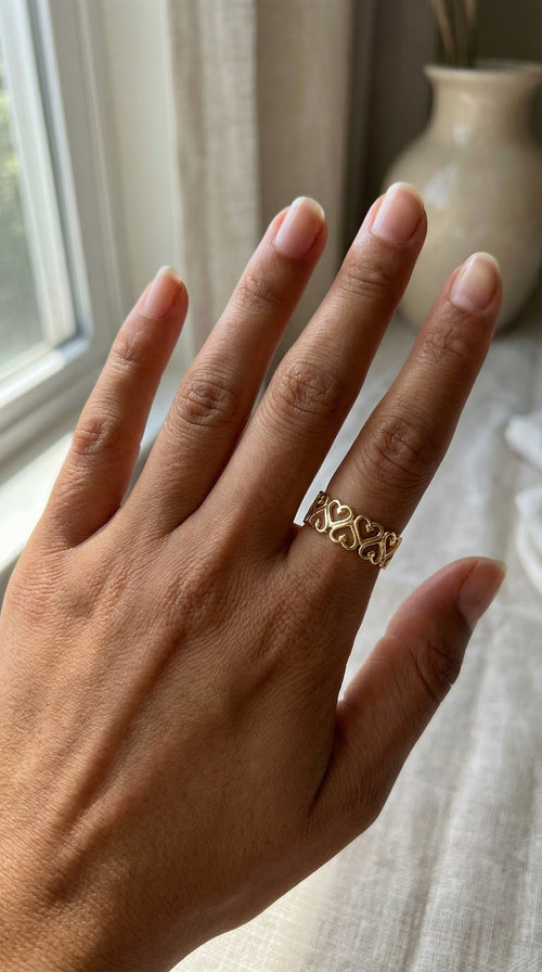 Anillo de siluetas de corazones de oro 10k