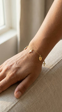 Pulsera de oro 14K con cruces y medallas religiosas