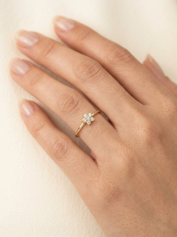 Anillo de oro 14k diseño de flor de circonias mod 5810