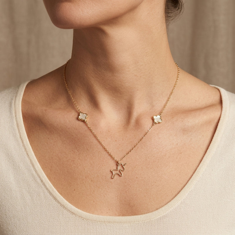 Gargantilla de oro 14k diseño trébol madre perla con unicornio Mod 5649 - 45 cm