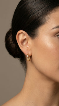 Huggies de silueta de flores de oro 14k