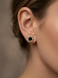 Broquel delgado de oro 10k tipo diseñador esmaltado(de bolitas) LM5490