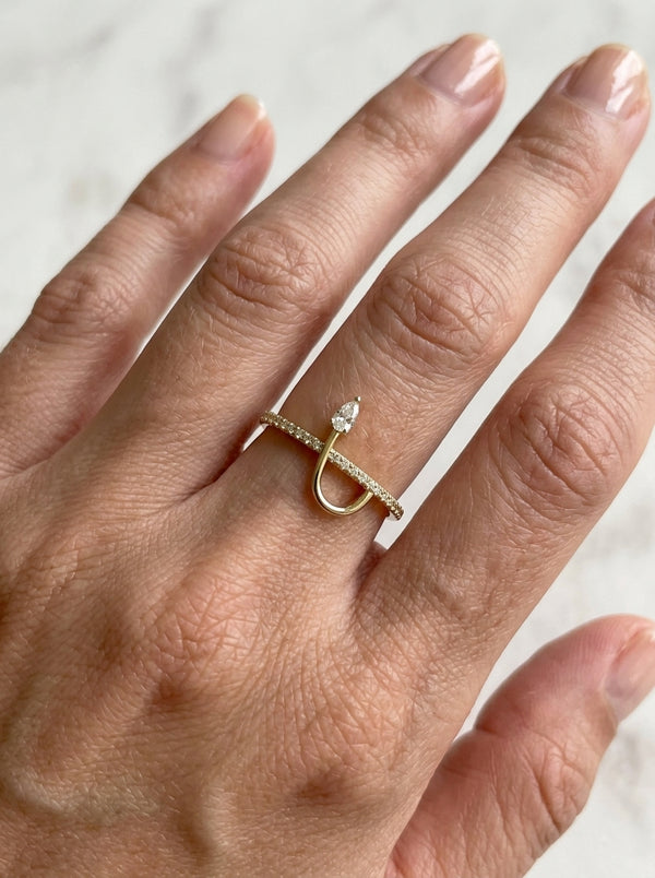Anillo de oro 10k diseño lazo de luz con circonia pera Mod 5529