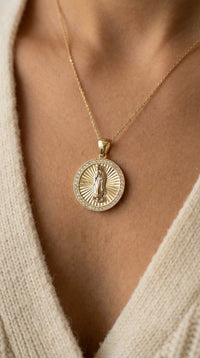 Dije de la Virgen de Guadalupe de oro 14K con circonias 2.5 cm