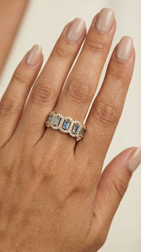 Anillo de oro 10k con piedras baguette azules y halo de brillantes