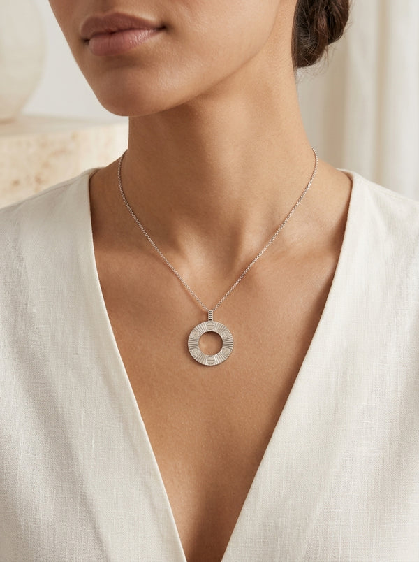 Dije de oro blanco 14k inspirado en diseñador Mod 5800 - 2.5 cm
