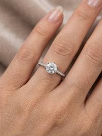 Anillo solitario de oro blanco 14k con diamantes de laboratorio Mod 5481