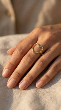 Anillo silueta de corazón de oro 10k
