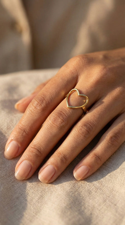 Anillo silueta de corazón de oro 10k