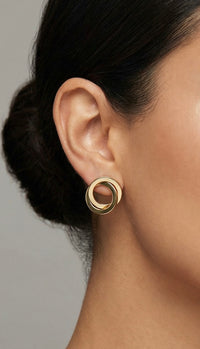 Arracadas de nudo de aros planos entrelazados de oro 14k 1.5 cm