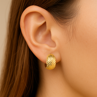 Aretes Huggies en Oro 14k con Textura Chevron