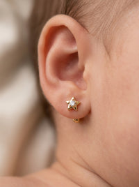 Broquel baby de oro 14k diseño de estrellas con diamantes naturales Mod 5444