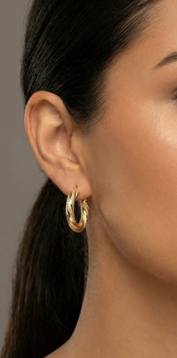 Arracadas torsales de oro 14k con acabado textutizado 1.5 cm