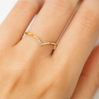 Anillo V en oro 14k con circonias