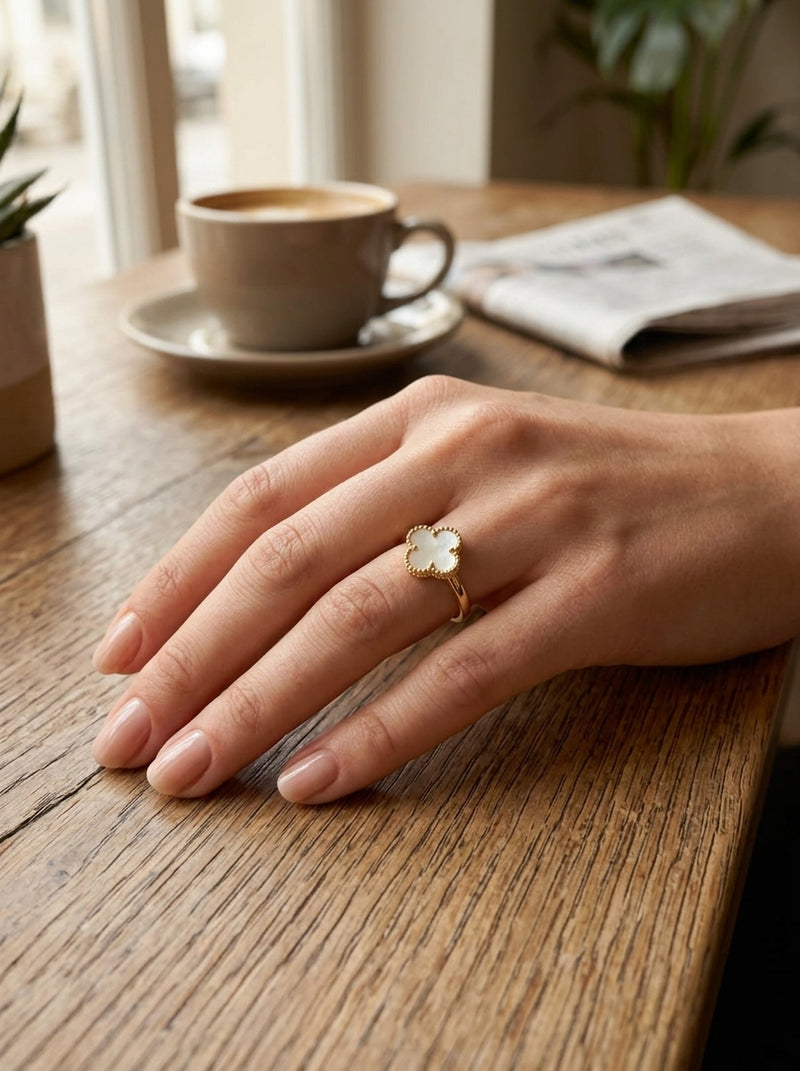 Anillo de oro 14k diseño de trébol mediano con madre perla Mod 5977