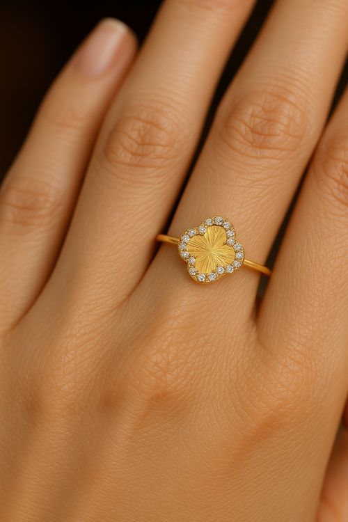 Anillo Flor Texturizada en Oro 14k con circonias
