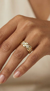 Anillo trenzado con detalle pavé de Circonias en Oro 14k Mod. F22777