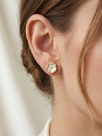 Aretes de oro 14k diseño flor madre perla Mod LM5284
