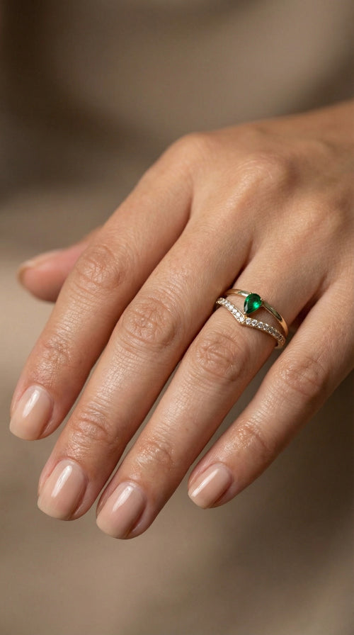Anillo oro 10k con piedra verde corte pera y circonias