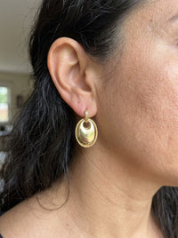 Aretes de oro 14k diseño ovalado colgantes con bordes texturizados Mod 5968 - 2.5 cm