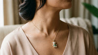 Dije de oro 10k de oso con circonias cortes baguette verdes - 2.3 cm