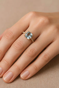 Anillo de oro 14k con piedra agua marina cuadrada azul e incrustaciones de circonias blancas Mod. 1430003