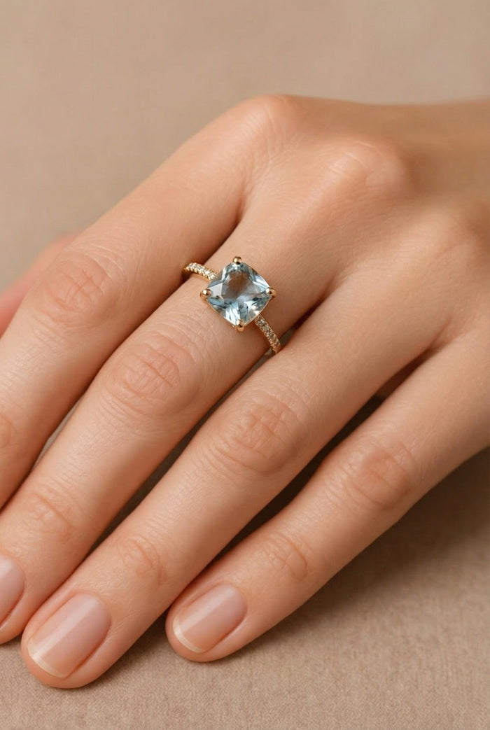 Anillo de oro 14k con piedra agua marina cuadrada azul e incrustaciones de circonias blancas Mod. 1430003