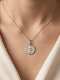 Medalla pequeña de oro blanco 14k diseño de la virgen de Guadalupe redonda Mod 5439 - 1.5 cm