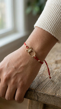 Pulsera de oro 14k con silueta de búho e hilo rojo 18 cm