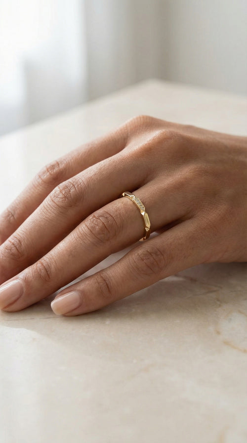 Anillo de oro 14K facetado estilo minimalista