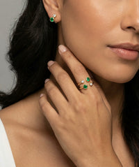 Set de aretes y anillo de oro 14k con circonias verdes y blancas (ajustable)