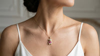 Dije de oro 10k de oso con circonias cortes baguette fucsia  - 2.3 cm