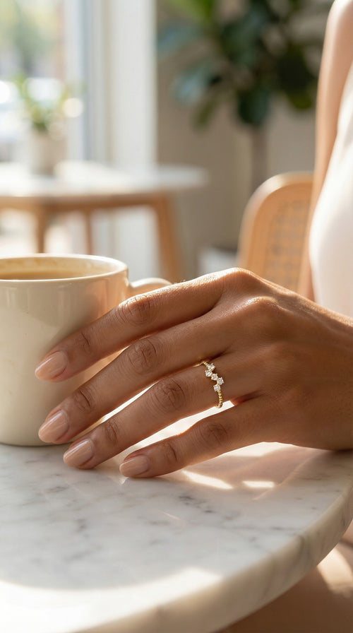 Anillo media alianza curva de oro 14k con incrustaciones de circonias