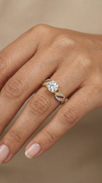 Anillo solitario entrelazado de Circonias en Oro 14k
