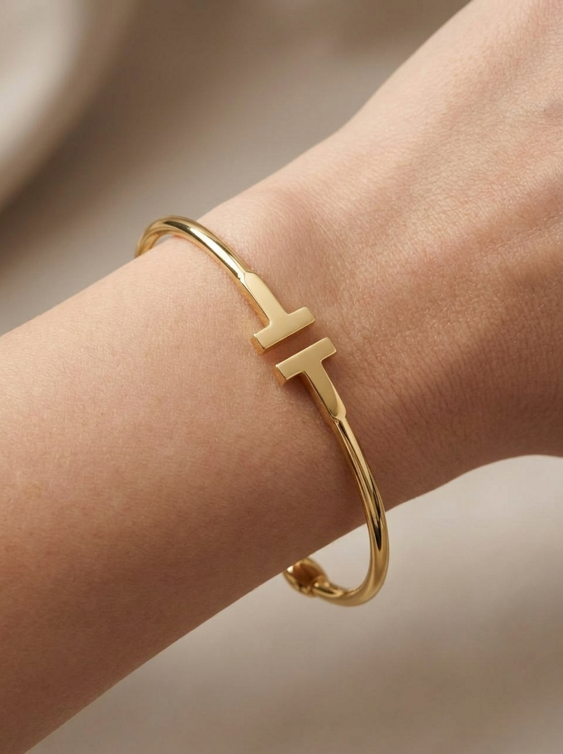 Brazalete de oro 10k tipo diseñador hueco Mod 5499 - 18 cm