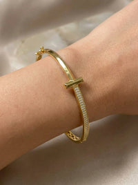 Brazalete de oro 10k tipo diseñador hueco con circonias Mod 5500 - 18 cm