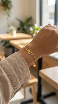 Pulsera delgada de oro 14K con corazón y mano “te amo” 18 cm