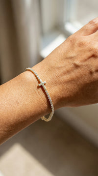 Pulsera de oro 10k tipo tenis con cruz lisa - 18 cm