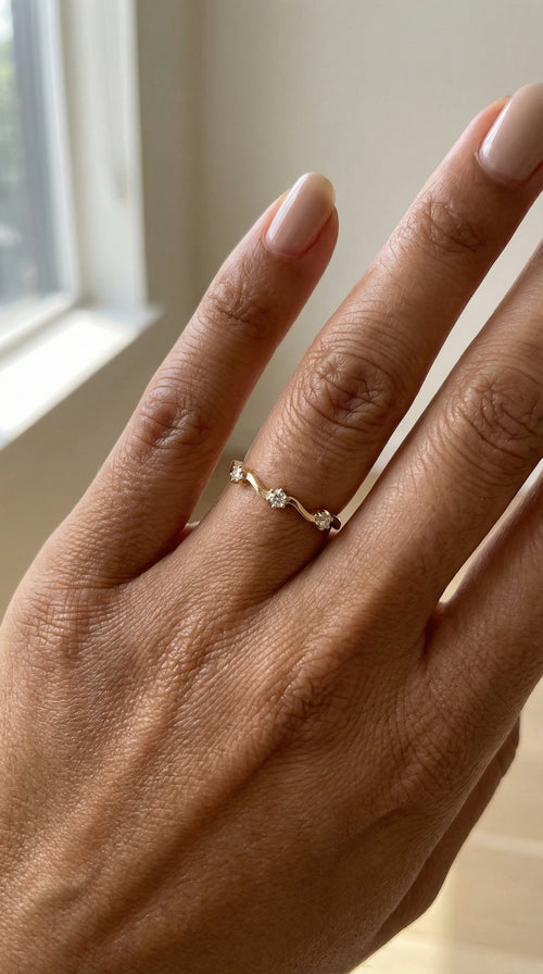 Anillo de oro rosa 14K con diseño ondulado y circonias