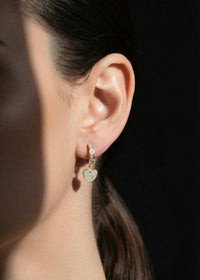 Aretes de oro 14k con colgante de corazón e incrustaciones de circonias