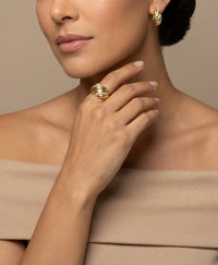 Set de aretes y anillo diseño entrelazado de oro 14k con incrustaciones de circonias