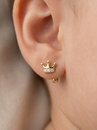 Broquel baby de oro 14k diseño de coronitas con diamantes naturales Mod 5445