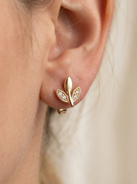 Aretes de oro 14K diseño de flor con circonias  Mod LM5424