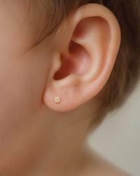 Broquel baby de oro 14k diseño de flor con diamante natural Mod 5442