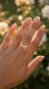 Anillo de mariposa de oro 10k con incrustaciones de circonias